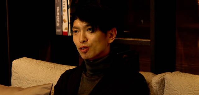 <strong>GIORGIO ARMANI｜ジョルジオ アルマーニ</strong><br />「僕自身は、ファッションとライフスタイルに、じつは特別な関係を意識してはいないのです。というのは、そもそも、日常的に生活していれば、服は着るし食べ物も口にするし、ソファにもたれたりもします。人間として、当然です。そういうなかで、それらの関係性を意識的に考えるということは、したくないのです。それよりは、なすがままというか、なるべく自然な状態で、僕が手をくわえたものとそうではないものと、境界線がないくらいがいいと思っています。無意識のなかで感じる心地よさにも通ずる“自然さ”のほうが重要ですね」 <br /><br />ジャケット36万7500円、ニット11万5500円（ともにジョルジオ アルマーニ／ジョルジオ アルマーニ ジャパン Tel. 03-6274-7070）