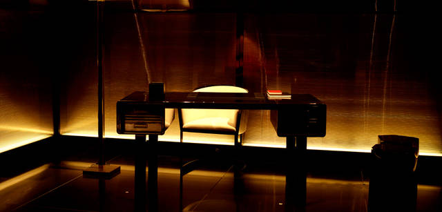 <strong>GIORGIO ARMANI｜ジョルジオ アルマーニ</strong><br />ダイニングやリビングでの家具はもちろん、書斎用のデスクなども揃う。モダンなフォルムになめらかな漆黒が際立つ<br /><br />デスク エウクリーデ 147万7350円、チェア クラシック 73万9200円、スツール エサゴノ 各8万2950円、ランプ デア 31万1850円（すべてアルマーニ / カーザ Tel. 03-6274-7003）