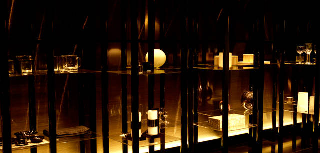  <strong>GIORGIO ARMANI｜ジョルジオ アルマーニ</strong><br />ホームアクセサリーも数多く揃う。グラスやカトラリーのほか、ギフトに最適なアイテムも充実。日々の暮らしを上質で心地良いものにしてくれる