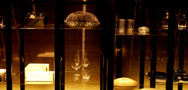 <strong>GIORGIO ARMANI｜ジョルジオ アルマーニ</strong><br />熟練した職人たちから創り出されるムラノガラスのアイテムやハンドクラフト製のレザーボックスなど、住空間をワンランク上の洗練へと導いてくれる