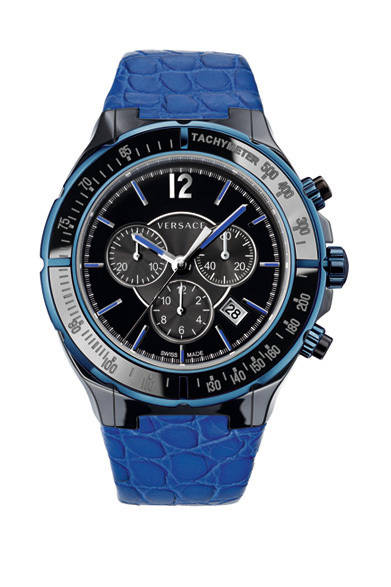 ミラノを代表するブランド、ヴェルサーチ。ラグジュアリーファッション系のなかでもとくに、時計に力を入れているブランドのひとつである。昨年本格的なクロノグラフを発表し、注目を浴びたところだが、今年のバーゼルでも注目の新作が多数登場した。「DV ONE CRUISE（ディーヴィ ワン クルーズ）」は昨年発表された「DV ONE」のクロノグラフのストラップを、アリゲータープリントカーフにバージョンアップしたもの。よりラグジュアリーなテイストが魅力的だ。<br /><br /><strong>ディーヴィ ワン クルーズ</strong><br />25万2000円</strong><br />クォーツ、セラミックケース、シリアルナンバー入り<br /> <br />ヴェルサーチ（ウォッチ）／ムラキ<br />Tel.03-3273-0321