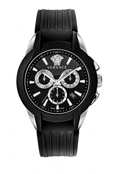 12時位置に配された、ブランドのアイコンでもあるメデューサモチーフ――ヴェルサーチのタイムピースのなかでも、もっとも人気のあるラインがこの「キャラクター」だ。今年はあたらしい素材やディテールデザインにアップデイト。ラグジュアリーなダイヤルのデザインに、ステンレススティールとラバーの組み合わせがモダンな表情を湛える。<br /><br /><strong>キャラクター</strong><br />13万6500円<br />クォーツ、直径42.5mm、SS×ラバーストラップ<br /><br />ヴェルサーチ（ウォッチ）／ムラキ<br />Tel.03-3273-0321