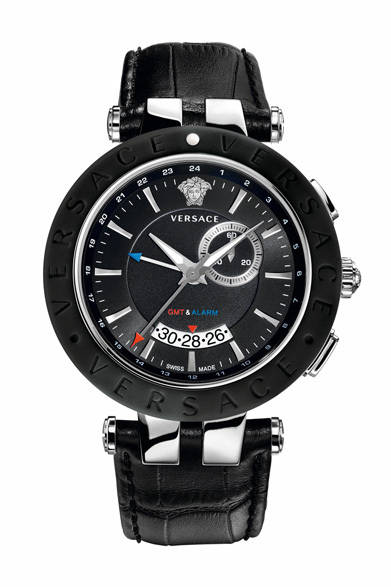 V-レースのラインナップには、GMTアラーム機能付きのモデルが登場した。46mmのビッグフェイスに黒のダイヤル、12時位置にはメデューサが配され、赤と青のポイント色がタフで精悍な印象を与える。世界を旅する女性にこそ着けてもらいたい腕時計だ。<br /><br /><strong>V-レース　GMT </strong><br />13万1250円<br />クォーツ、直径46mm、SS×ポリウレタンベゼル、シリアルナンバー入り<br /><br />ヴェルサーチ（ウォッチ）／ムラキ<br />Tel.03-3273-0321