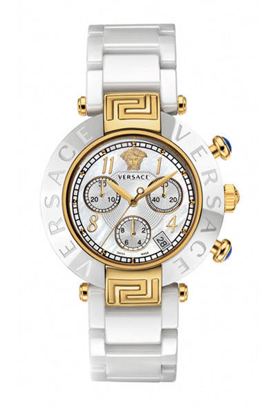 オールホワイトセラミックにゴールドのポイントが効いた、ブレスレットタイプのクロノグラフウォッチ。12時位置にはトレードマークのメデューサが、1時、4時、8時、11時それぞれの位置にも文字が印象的に配されて、インパクトを醸す。<br /><br /><strong>レーヴ セラミック</strong><br />26万2500円<br />クォーツ、直径40mm、セラミック×マザーオブパール、シリアルナンバー入り<br /><br />ヴェルサーチ（ウォッチ）／ムラキ<br />Tel.03-3273-0321