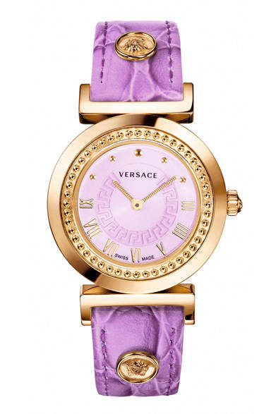 ウィメンズウォッチラインに登場したあらたなコレクション「ヴァニティー」。メゾンの歴史的美学に基づき、象徴的なエレメントを再解釈したモデルだ。ブランドの象徴的なシンボル“グレカ”がダイヤルにあしらわれ、ベゼルを取り囲む小さなドットスタッズが、まるでジュエリーのような華やかさをもたらしている。<br /><br /><strong>ヴァニティー</strong><br />9万4500円<br />クォーツ、直径35mm、SS×イオンプレートローズゴールドケース、シリアルナンバー入り<br /><br />ヴェルサーチ（ウォッチ）／ムラキ<br />Tel.03-3273-0321