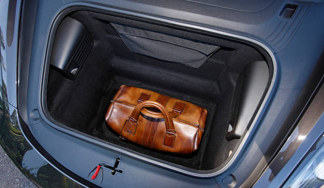<br />フロントのラゲッジルームは911と同等　カバンはおおよそ横470×縦255×高さ250mmのサイズ