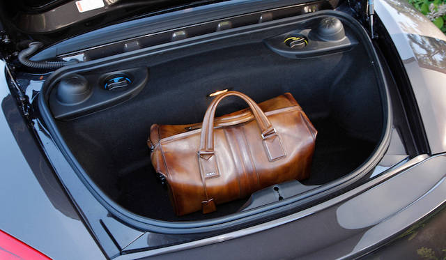 <br />リヤにも広いラゲッジルームを備えるのはボクスターの特徴だ