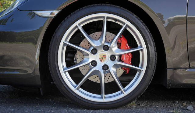 <br />テストした車両は235/35 ZR20タイヤをフロントに履く　リヤタイヤは265/35 ZR20