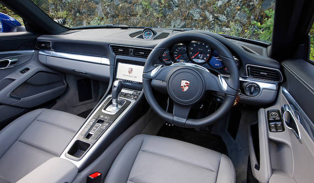 <br />インテリアカラーはブラック/プラチナグレー（67万7,000円）