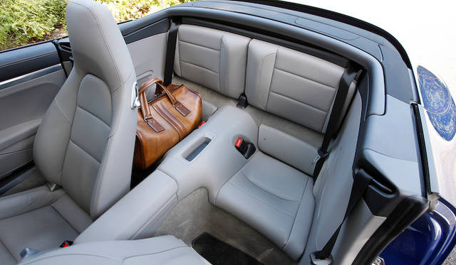 <br />小型ながらリヤシートを備えるのは911の伝統である