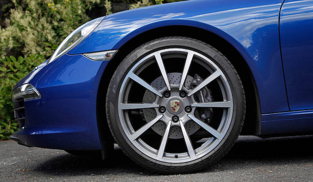 <br />フロントは245/35 ZR20　リヤは295/30 ZR20を履く　ホイールは20インチ カレラクラシックホイール（44万2,000円） ホイールセンターはカラーキャップ（3万円）