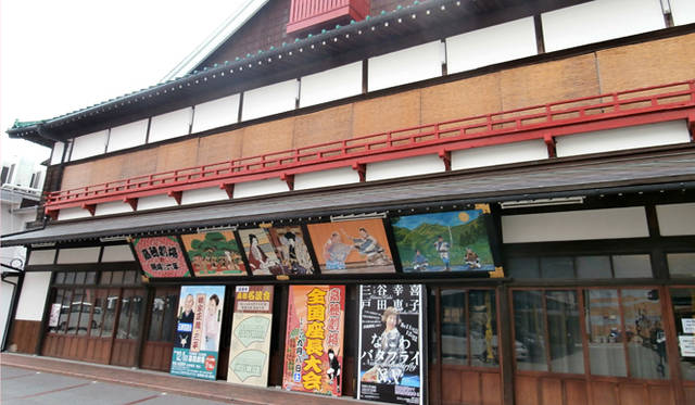 <strong>戸田恵子｜三谷幸喜による傑作一人芝居　『なにわバタフライN.V』三度目の挑戦</strong>　情緒のある佇まいが魅力の嘉穂劇場は、1931年に設置された歴史ある芝居小屋