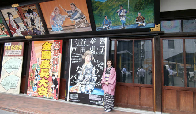 <strong>戸田恵子｜三谷幸喜による傑作一人芝居　『なにわバタフライN.V』三度目の挑戦</strong>　並んだポスターのなかでもひときわ目立つ『なにわバタフライN.V』のポスター！