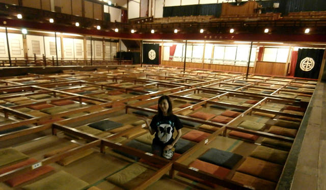 <strong>戸田恵子｜三谷幸喜による傑作一人芝居　『なにわバタフライN.V』三度目の挑戦</strong>　福岡の嘉穂劇場、客席