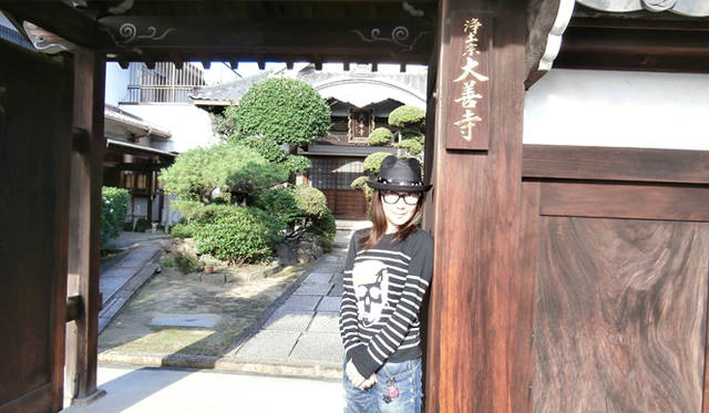 <strong>戸田恵子｜三谷幸喜による傑作一人芝居　『なにわバタフライN.V』三度目の挑戦</strong>　恒例であるミヤコ蝶々さんのお墓参り