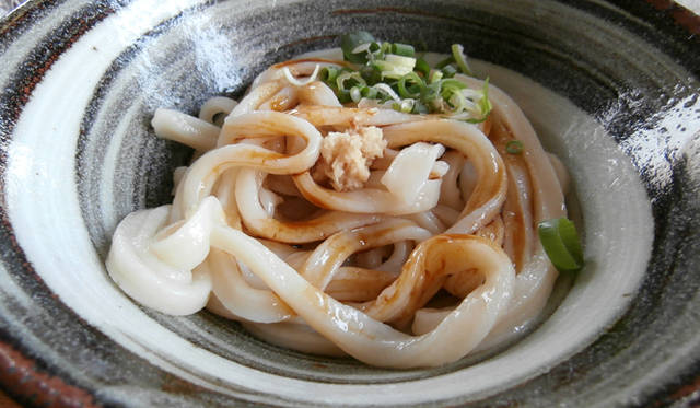 <strong>戸田恵子｜三谷幸喜による傑作一人芝居　『なにわバタフライN.V』三度目の挑戦</strong>　おなじく初上演をおこなった高松では絶品うどんに舌鼓