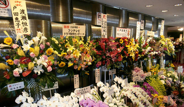 <strong>戸田恵子｜三谷幸喜による傑作一人芝居　『なにわバタフライN.V』三度目の挑戦</strong>　劇場に届けられたたくさんの激励のお花