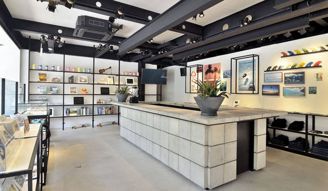 <strong>RESTIR｜リステア</strong>　1階　サーフラボ「RESTIR SURF SIDE」