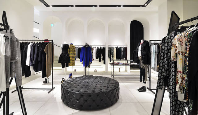 <strong>RESTIR｜リステア</strong>　地下1階　新生「ルシェルブルー」を体現するフラッグシップショップ