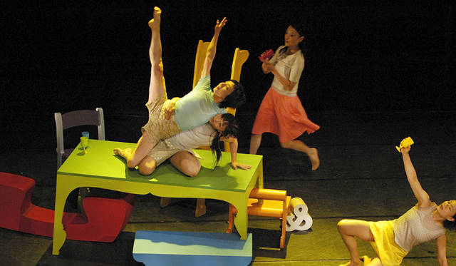 <strong>ART│ダンストリエンナーレトーキョー2012</strong>　伊藤千枝／珍しいキノコ舞踊団　©Hiraku Ikeda