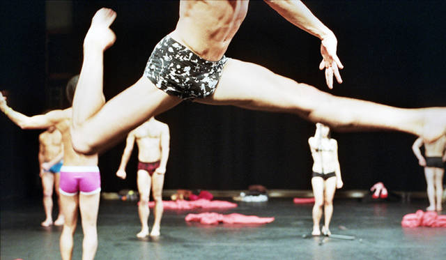 <strong>ART│ダンストリエンナーレトーキョー2012</strong>　アラン・プラテル／les ballets C de la B　©Chris Van der Burght