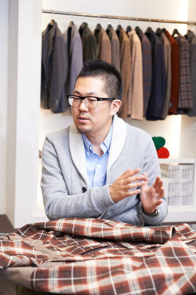 <strong>ESTNATION｜エストネーション</strong>　エストネーション 商品部メンズIIディヴィジョンバイヤー 小林譲治氏。1978年生まれ。東京都出身。大学卒業後エストネーション入社。アシスタントバイヤーを経て、2003年より現職