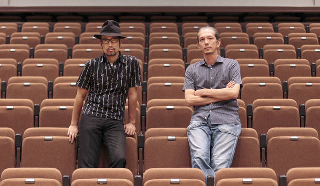 <strong>対談 沖野修也(KYOTO JAZZ MASSIVE)×DJ井上薫</strong>　　沖野修也氏(KYOTO JAZZ MASSIVE)と井上薫氏