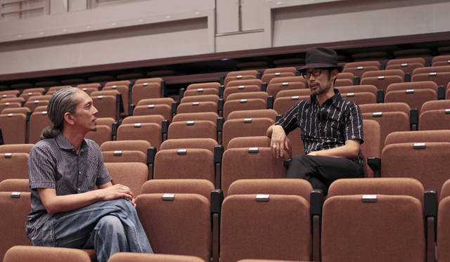 <strong>対談 沖野修也(KYOTO JAZZ MASSIVE)×DJ井上薫</strong>　　沖野修也氏(KYOTO JAZZ MASSIVE)と井上薫氏