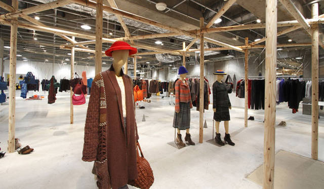 <strong>ISSEY MIYAKE｜イッセイ ミヤケ</strong>　「ELTTOB TEP ISSEY MIYAKE / SEMBA」 店内インスタレーション「lattice -格子-」