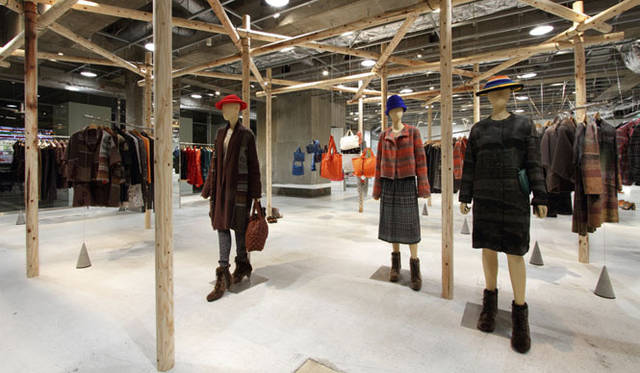 <strong>ISSEY MIYAKE｜イッセイ ミヤケ</strong>　「ELTTOB TEP ISSEY MIYAKE / SEMBA」 店内インスタレーション「lattice -格子-」