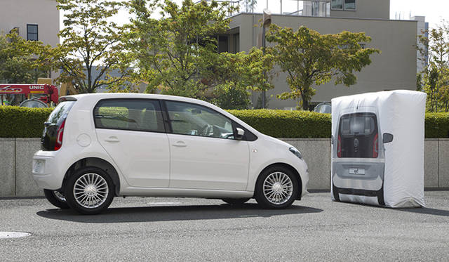 <strong>Volkswagen up!｜フォルクスワーゲン アップ！</strong><br />時速30km以内であれば、前方10m以内の障害物やクルマを検知して自動で停車する「シティエマージェンシーブレーキ」を標準装備