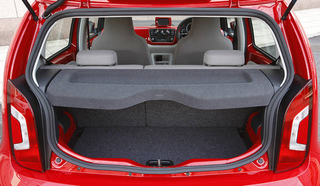 <strong>Volkswagen up!｜フォルクスワーゲン アップ！</strong><br />底面ボードを上げた状態の荷室　テールゲートと一体に見えるテールランプは、実際はボディ側にセットされている