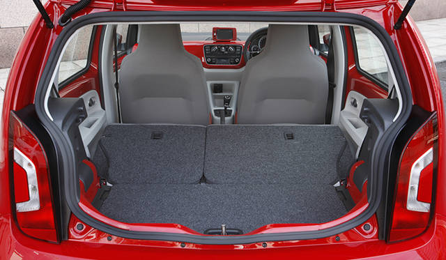 <strong>Volkswagen up!｜フォルクスワーゲン アップ！</strong><br />荷室の底面ボードを上げた状態でリヤシートを倒せば、フラットな荷室となる
