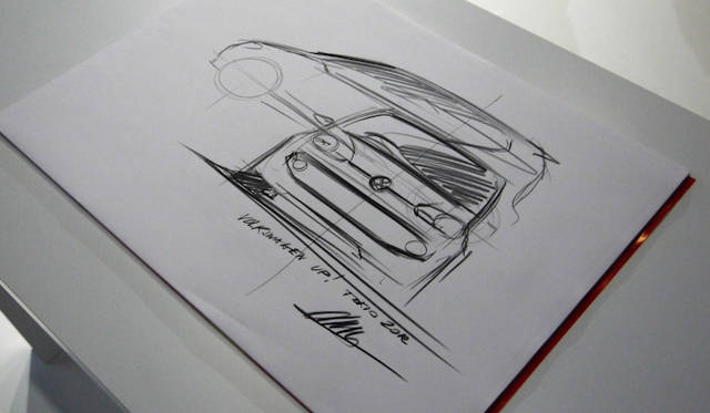 <strong>Volkswagen up!｜フォルクスワーゲン アップ！</strong>　ワルター デ シルヴァ氏が壇上で描いたラフスケッチ
