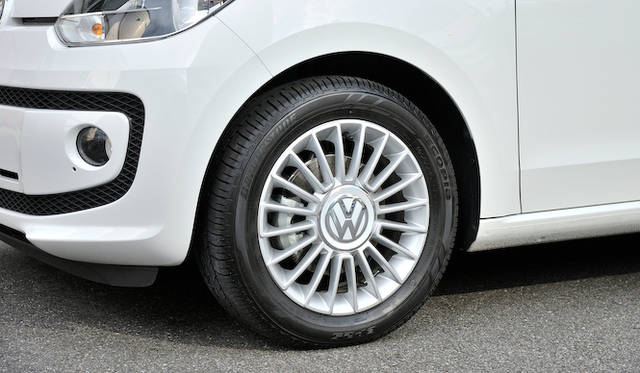 <strong>Volkswagen up!｜フォルクスワーゲン アップ！</strong><br />最上位グレードの「high up!（183万円）」は15インチアルミホイールを標準装備