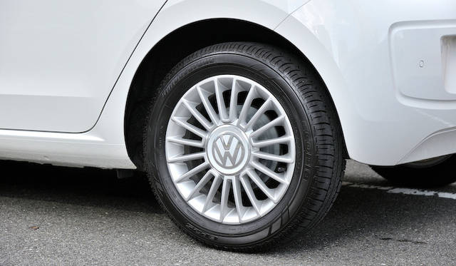 <strong>Volkswagen up!｜フォルクスワーゲン アップ！</strong><br />最上位グレードの「high up!（183万円）」は15インチアルミホイールを標準装備