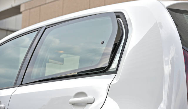 <strong>Volkswagen up!｜フォルクスワーゲン アップ！</strong><br />4ドアモデルの場合 後ろの窓は少し持ち上がる程度にしか開かない
