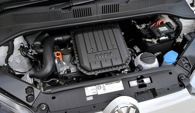 <strong>Volkswagen up!｜フォルクスワーゲン アップ！</strong><br />新開発999cc直列3気筒DOHC4バルブエンジンは、最高出力55kW（75ps）/6,200rpm、最大トルク95Nm（9.7kgm）/3,000-4,000rpmの自然吸気型だ