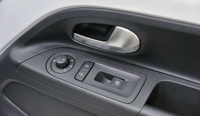 <strong>Volkswagen up!｜フォルクスワーゲン アップ！</strong><br />パワーウインドウの操作スイッチは、運転席側に1つ、助手席側に1つ　運転席から助手席の窓を操作するには、左腕を左のドアまで伸ばす必要がある