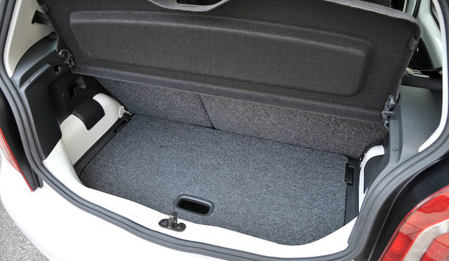 <strong>Volkswagen up!｜フォルクスワーゲン アップ！</strong><br />トランクルーム底面のボードは、上下に調節できる　写真は上にセットした状態