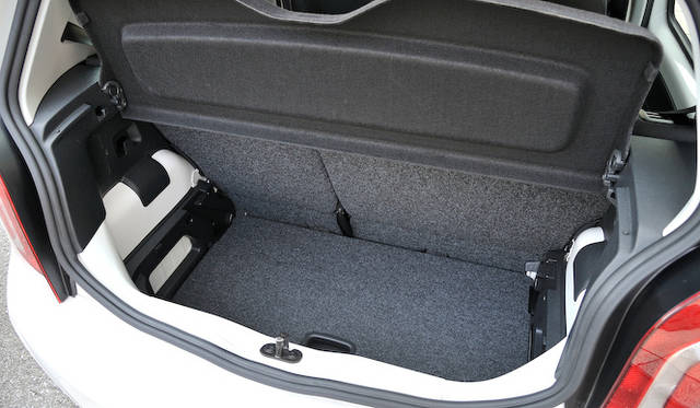 <strong>Volkswagen up!｜フォルクスワーゲン アップ！</strong><br />トランクルーム底面のボードは、上下に調節できる　写真は下にセットした状態