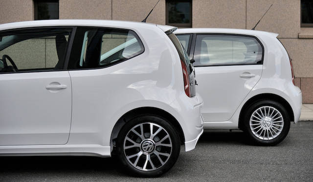 <strong>Volkswagen up!｜フォルクスワーゲン アップ！</strong><br />手前のup!が履くのはオプションの16インチホイール
