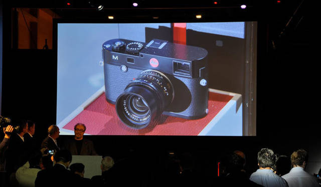 <strong>Leica｜ライカ</strong>　待望のM型新モデル「ライカM」をステージで発表する社主のアンドレアス・カウフマン氏