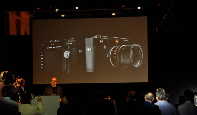 <strong>Leica｜ライカ</strong>　待望のM型新モデル「ライカM」をステージで発表する社主のアンドレアス・カウフマン氏