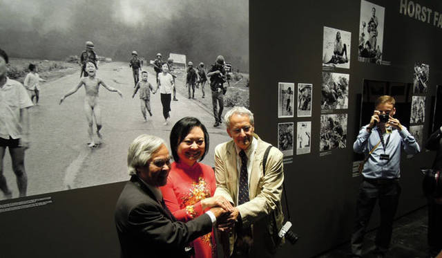 <strong>Leica｜ライカ</strong>　伝説の写真を前にしたニック・ウト氏、キム・フックさん、デビッド・バーネット氏