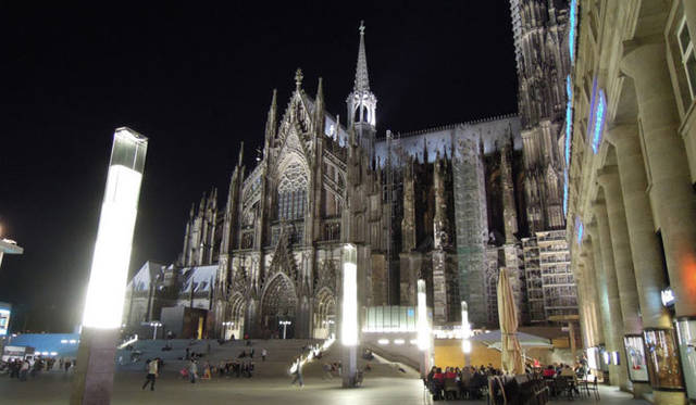 <strong>Leica｜ライカ</strong>　ケルンの象徴である世界遺産・大聖堂「Dom」。世界中から観光客が訪れる