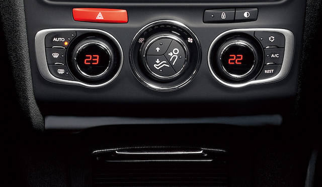 <strong>Citroen DS4｜シトロエンDS4</strong><br />左右独立調節式のオートエアコンが標準装備