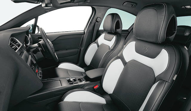 <strong>Citroen DS4｜シトロエンDS4</strong>　オプション設定の「ツートーンブラン」レザーシート（写真はChic 6EGS）