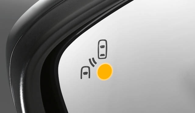 <strong>Citroen DS4｜シトロエンDS4</strong><br />ブラインドスポットモニターシステムは、斜め後方の死角に他車が入ると、ミラー隅の警告ランプでドライバーに注意をうながす