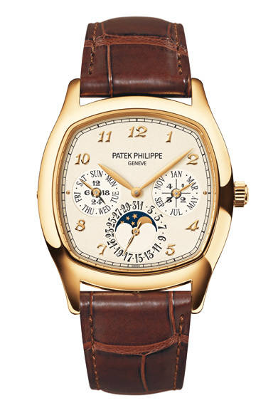 超薄型永久カレンダーを搭載する自動巻きキャリバー240 Qは、パテック フィリップの頂点を極めるムーブメントのひとつ。新作「5940」は、その機構をレトロテイストなイエローゴールドのケースに内包。ダイヤルには、月、日付、曜日、閏年、24時間表示、ムーンフェイズといった多くの表示を配しながらも、視認性に優れるデザインがほどこされている。<br /> <br /><strong>永久カレンダー 5940 </strong><br />787万5000円<br />自動巻き、直径37.0×44.6mm、YG、永久カレンダー、ムーンフェイズ、3気圧防水<br /> <br />パテック フィリップ ジャパン・インフォメーションセンター<br />Tel. 03-3255-8109 <br />http://www.patek.com